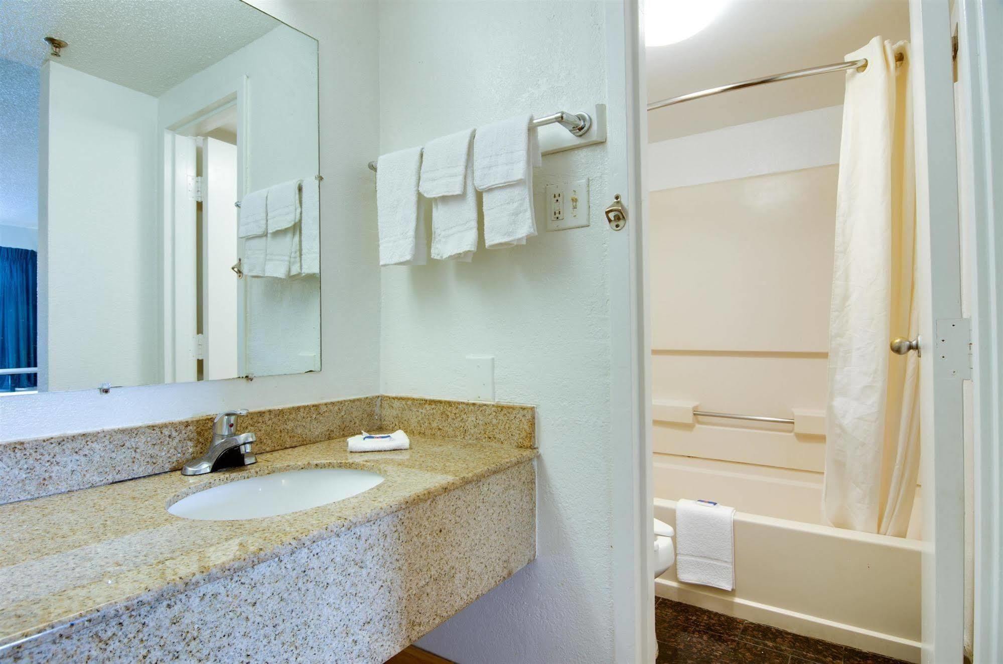 Hotel 6-atlanta, Ga 2*